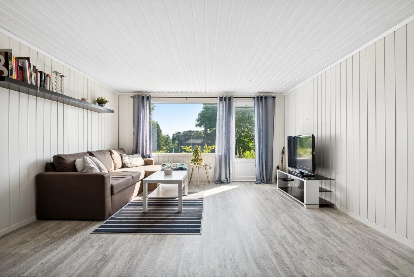 Boligen byr på gode møbleringsmuligheter og holder gjennomgående god standard. 