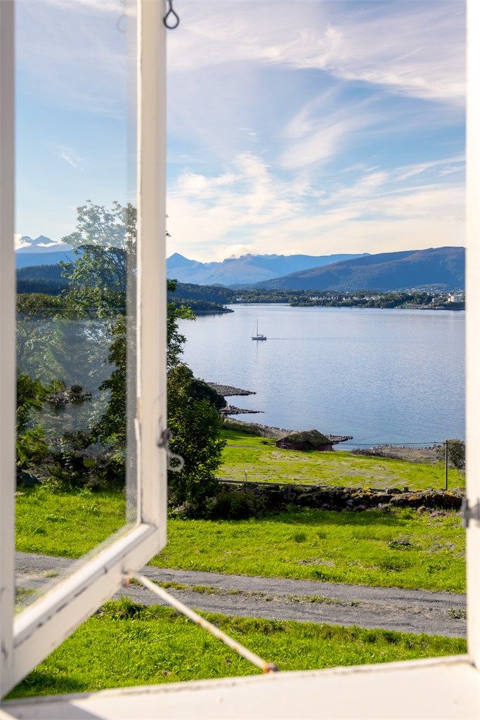 Åpent utsyn mot sjøen og båtlivet på Ellingsøyfjorden.