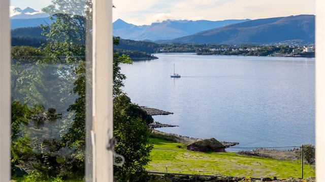 Åpent utsyn mot sjøen og båtlivet på Ellingsøyfjorden.