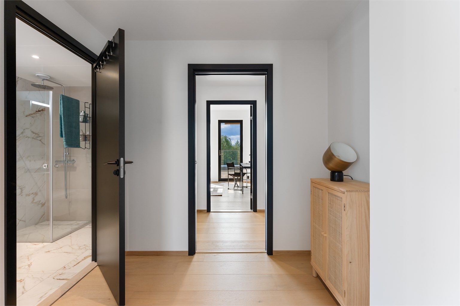 I den ene enden av leiligheten finner vi to gode soverom og ett av badene