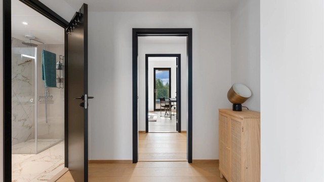 I den ene enden av leiligheten finner vi to gode soverom og ett av badene