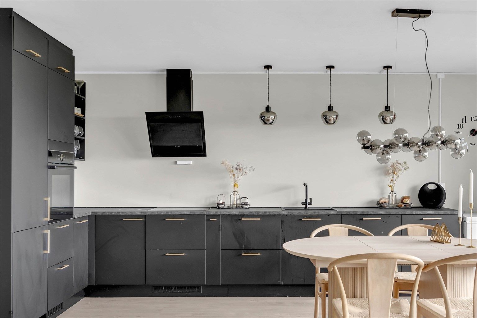 Åpen kjøkkenløsning mot stue. Stilig kjøkkeninnredning med slette fronter fra 2023.