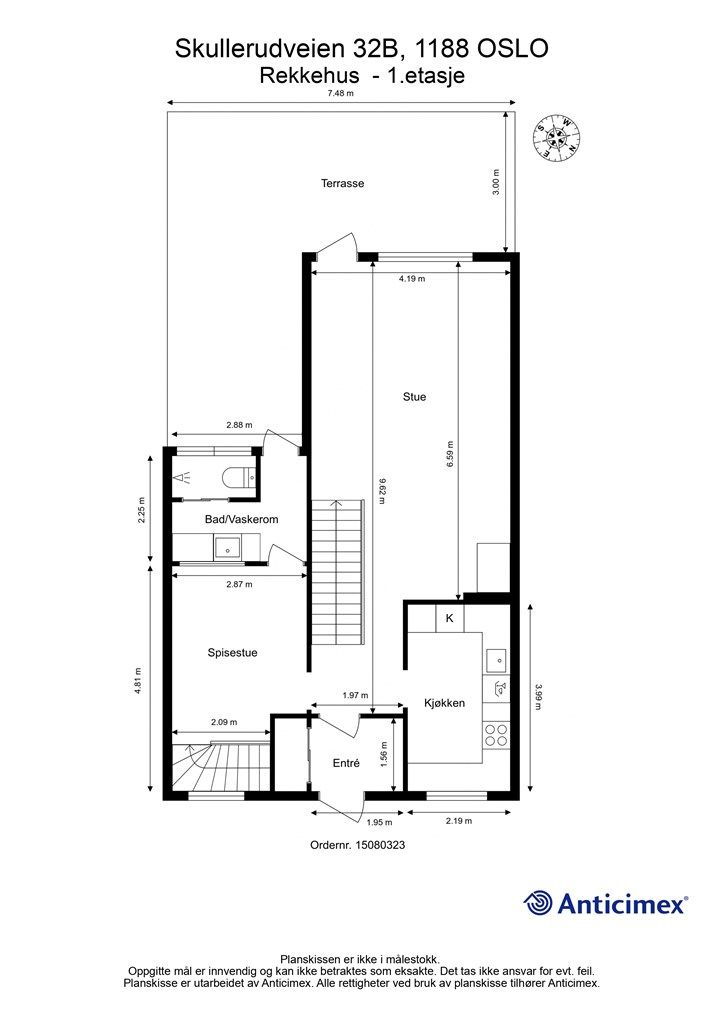 Første etasje samler de sosiale sonene med kjøkken, spisestue og stue med utgang til terrassen.
