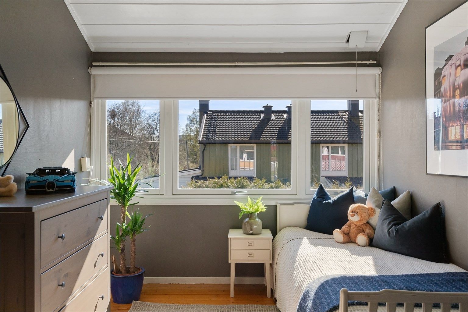 Fra dette soverommet ser man ut over de rolige omgivelsene.