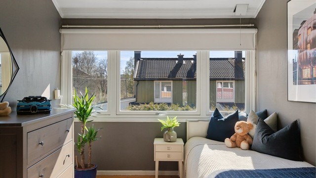 Fra dette soverommet ser man ut over de rolige omgivelsene.