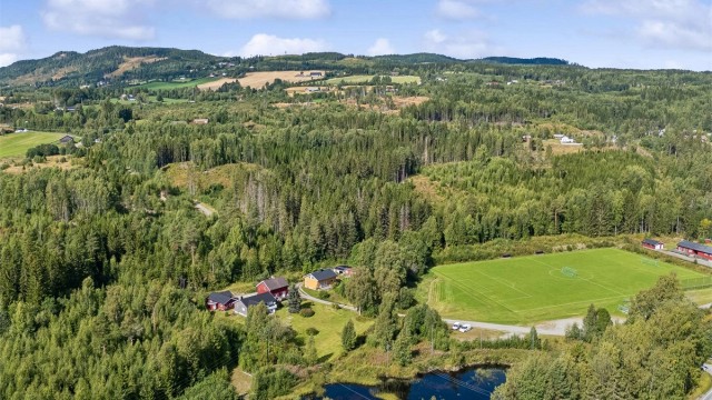 Moelv sentrum nås på en kort kjøretur og byr på et godt utvalg av butikker, serveringssteder og øvrige servicetilbud.