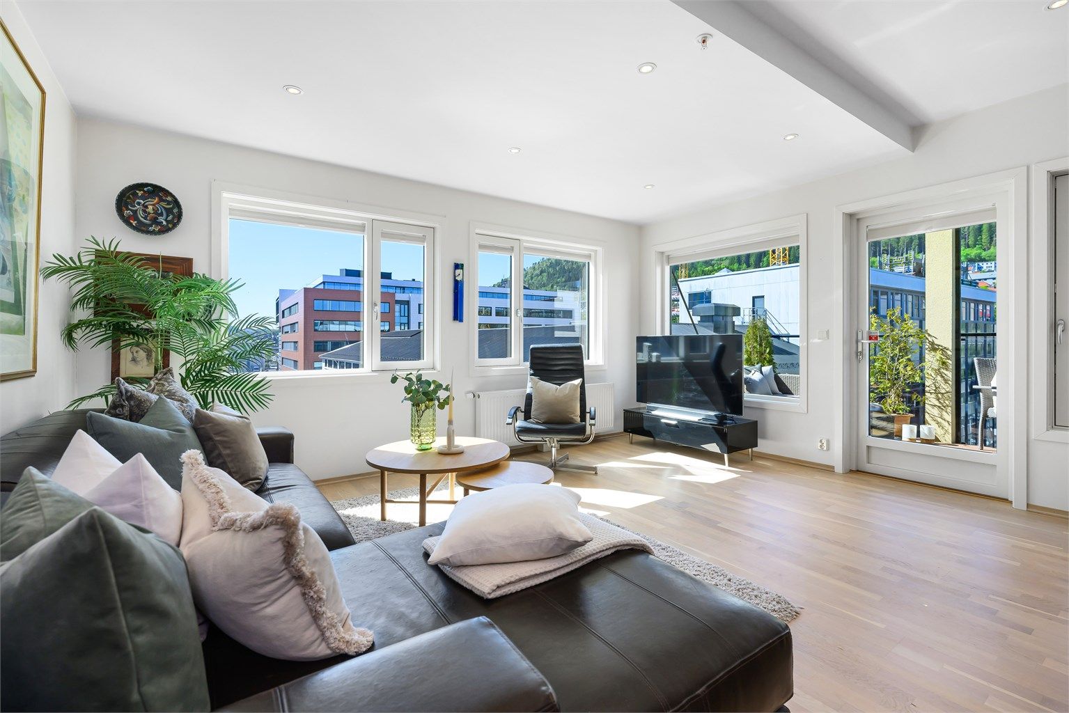 Hjørnebeliggenheten gir en meget god romfølelse i leiligheten. Eikeparketen gir et moderne uttrykk når den treffes av lyset. 