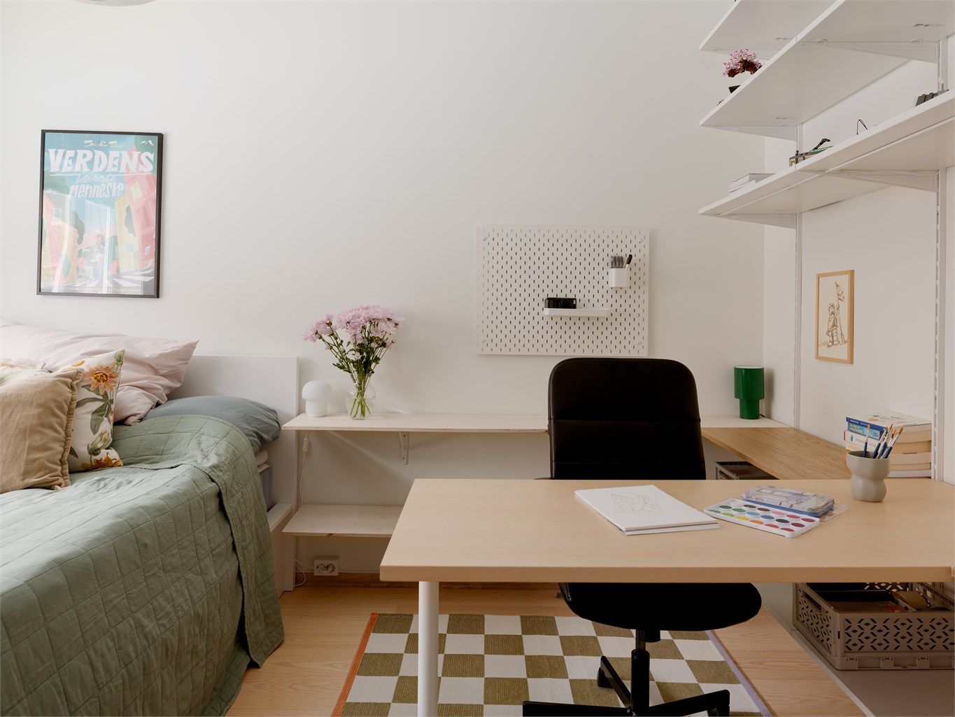 Praktisk plassbygget kontor- og hyllesystem. 