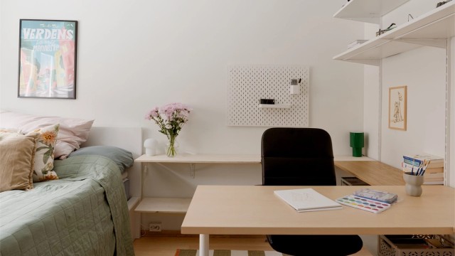 Praktisk plassbygget kontor- og hyllesystem.