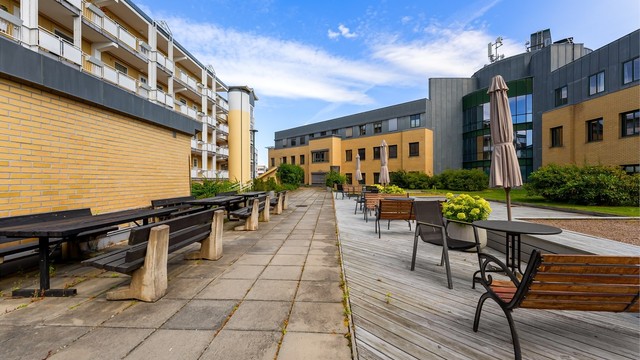 Hyggelig, rolig og solrik bakgård med uteplasser, sittebenker og sandkasse til de små. Innkjørselen har oppvarmet gangparti