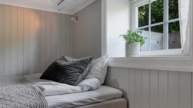 Soverommene er ikke omsøkt fra tilleggsdel til hoveddel, samt at takhøyden er lavere en dagens krav til takhøyde for rom til varig opphold. Bruken av rommet er ikke i tråd med gjeldende godkjenninger og er dermed lovstridig.