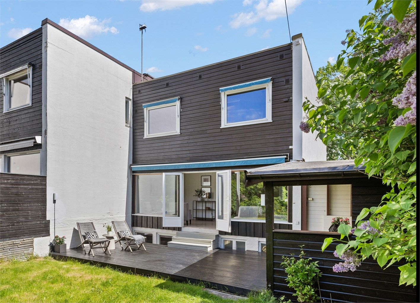 Lys og innbydende bolig – nymalt i 2025 i tidsmessige farger og nyslipte vakre gulv i 1. etasje. Huset er oppgradert de senere år med bla. etterisolering, ny kledning, byttet de fleste vinduer og nytt kjøkken i 2017. 