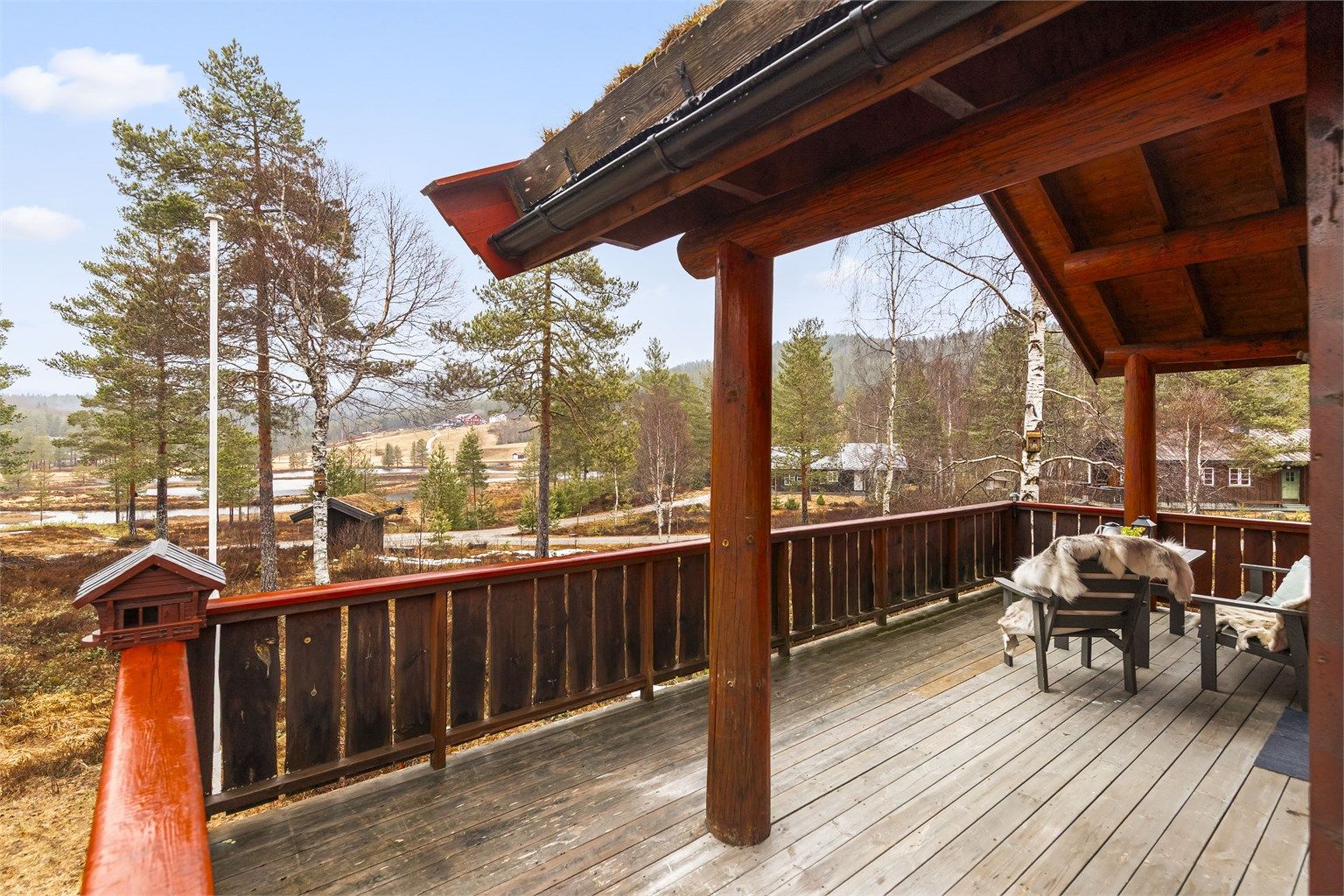 Den overbygde delen av terrassen gir ly for vær og vind.