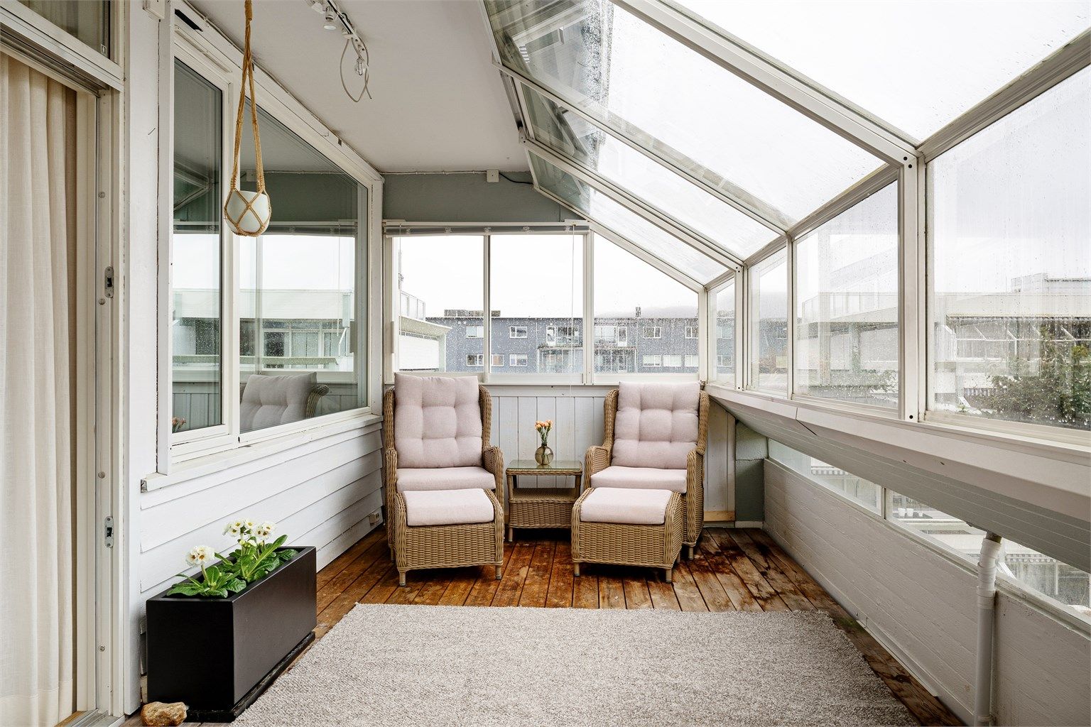 Leiligheten har en stor innglasset sørvendt balkong med gode solforhold. 