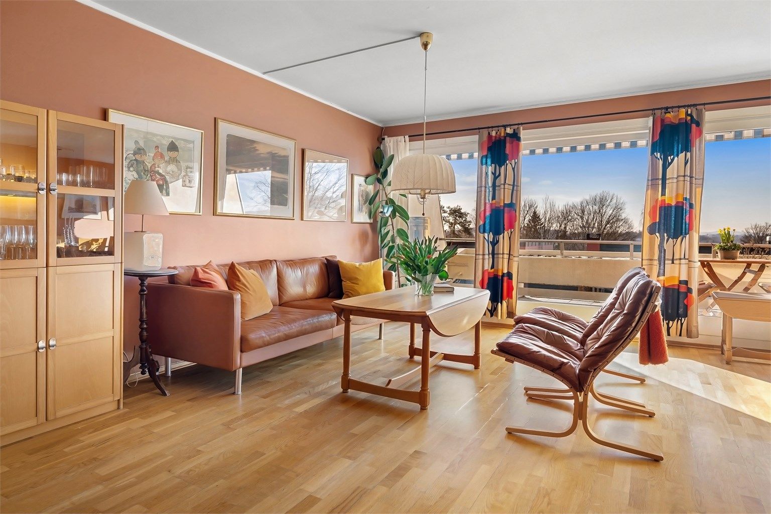 Romslig og spennende 4-roms duplex toppleilighet med rekkehusfølelse