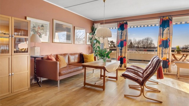 Romslig og spennende 4-roms duplex toppleilighet med rekkehusfølelse