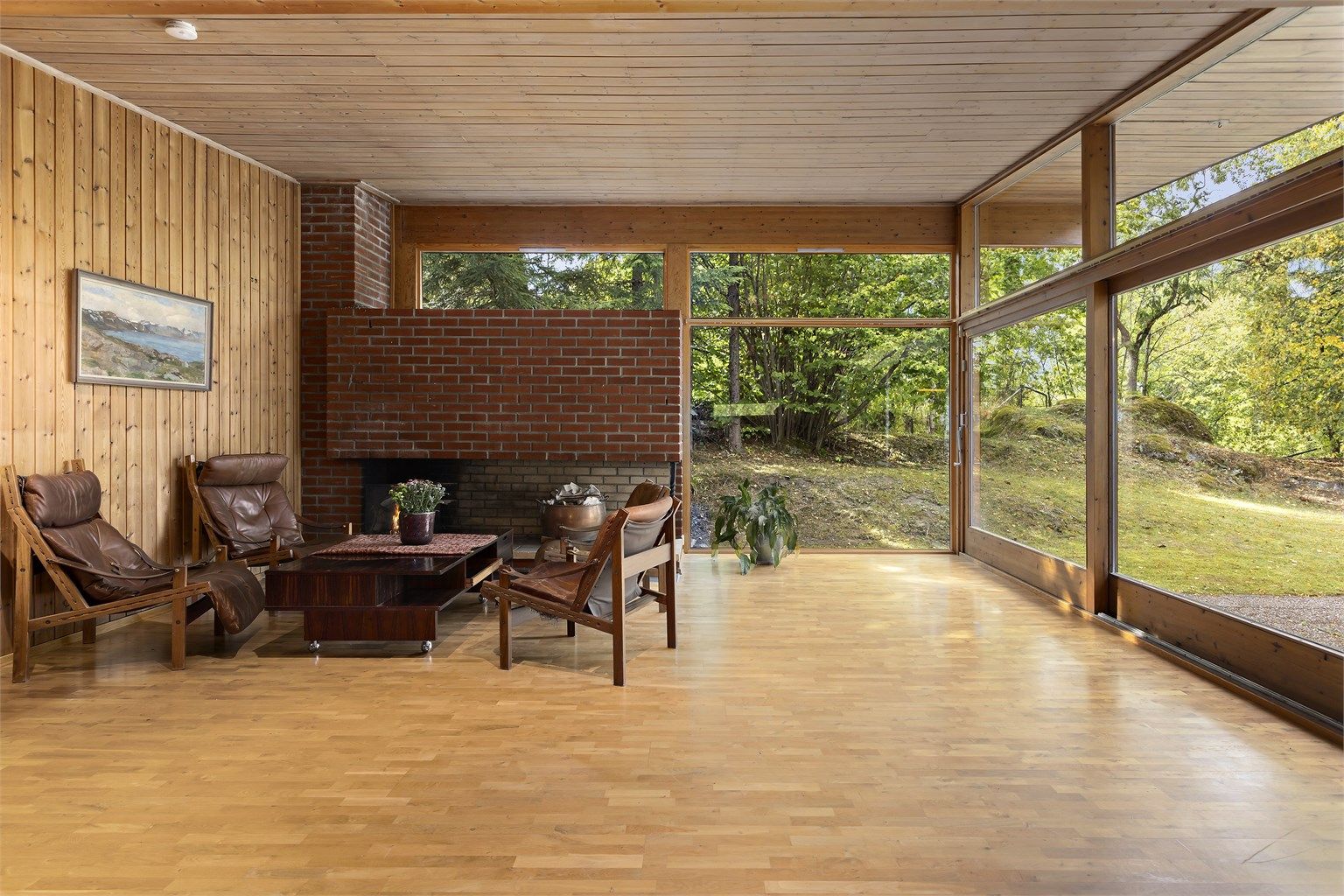 Peis i stuen. Særegne arkitektoniske kvaliteter og rene linjer.