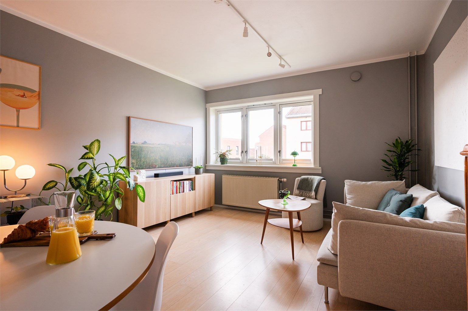 Innvendig har du en luftig stue, pent separat kjøkken og stort soverom med garderobe