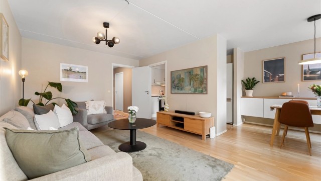 Stuen er et lyst og samlende rom, med parkettgulv som ble slipt og lakkert i 2022. Gulvene i gangen og soverommene ble slipt/lakkert samtidig.