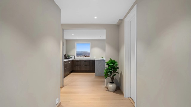 Fra gangen inn mot kjøkkenet