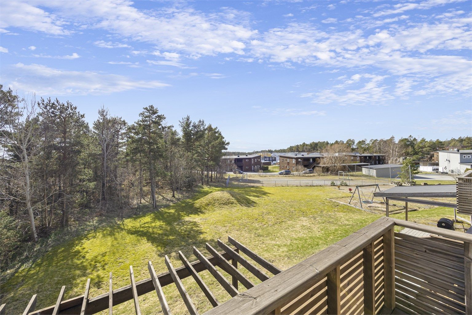 Fra boligen er det lett tilgang til felles uteområde med lekeplass, ideelt for barnefamilier.