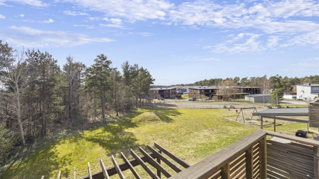 Fra boligen er det lett tilgang til felles uteområde med lekeplass, ideelt for barnefamilier.