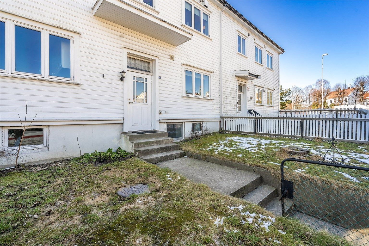 Inngangsparti og fasade på fremside