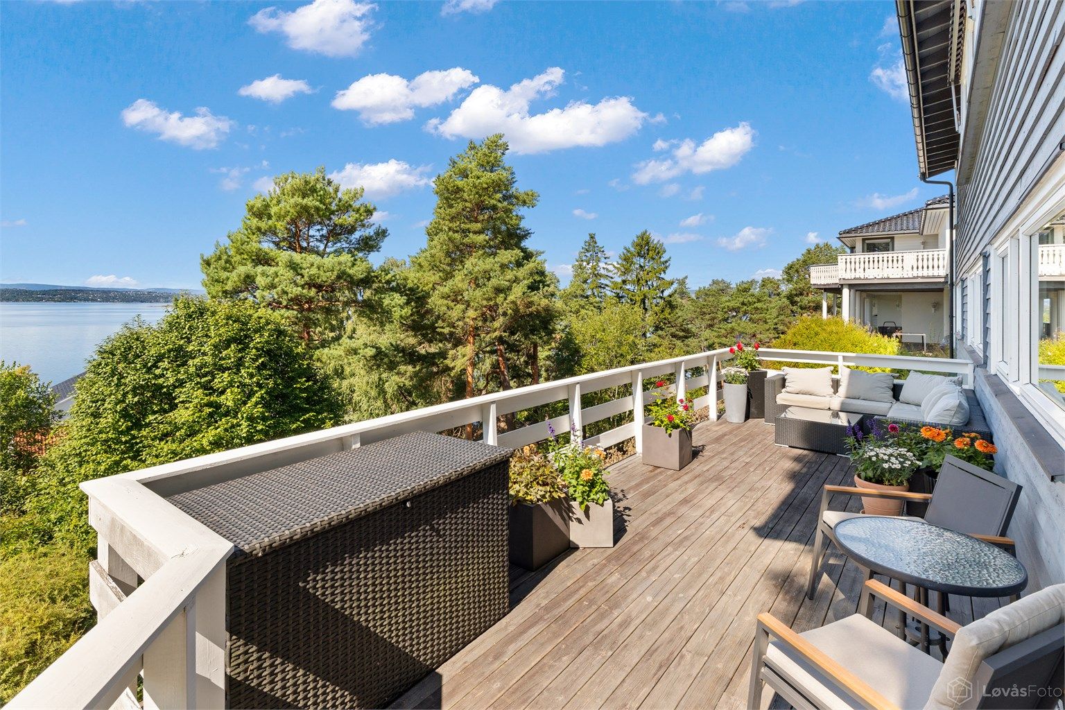 Solrik terrasse på 34 kvm med utsikt