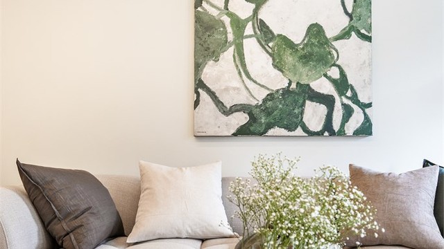Sittegruppen har god plass til en romslig hjørnesofa.