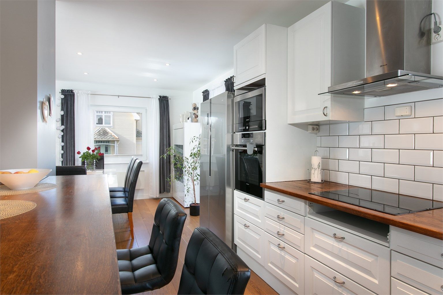 Fra kjøkken mot spisestue