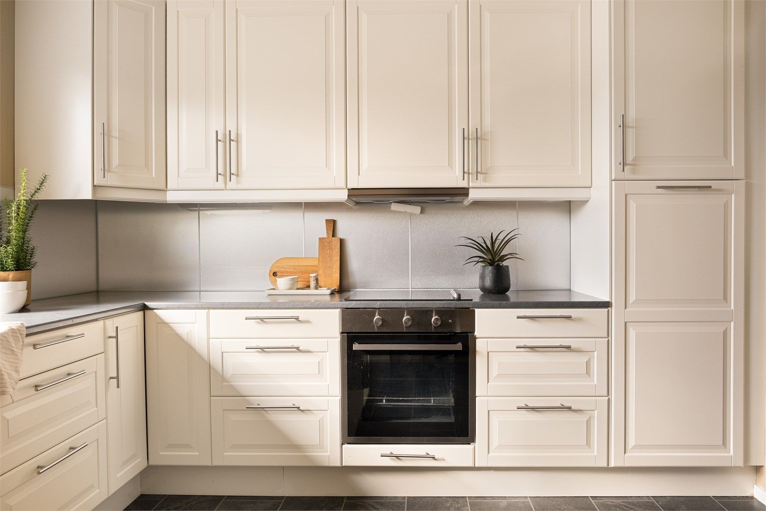 Hvitevarene på kjøkkenet er alle integrert og medfølger.