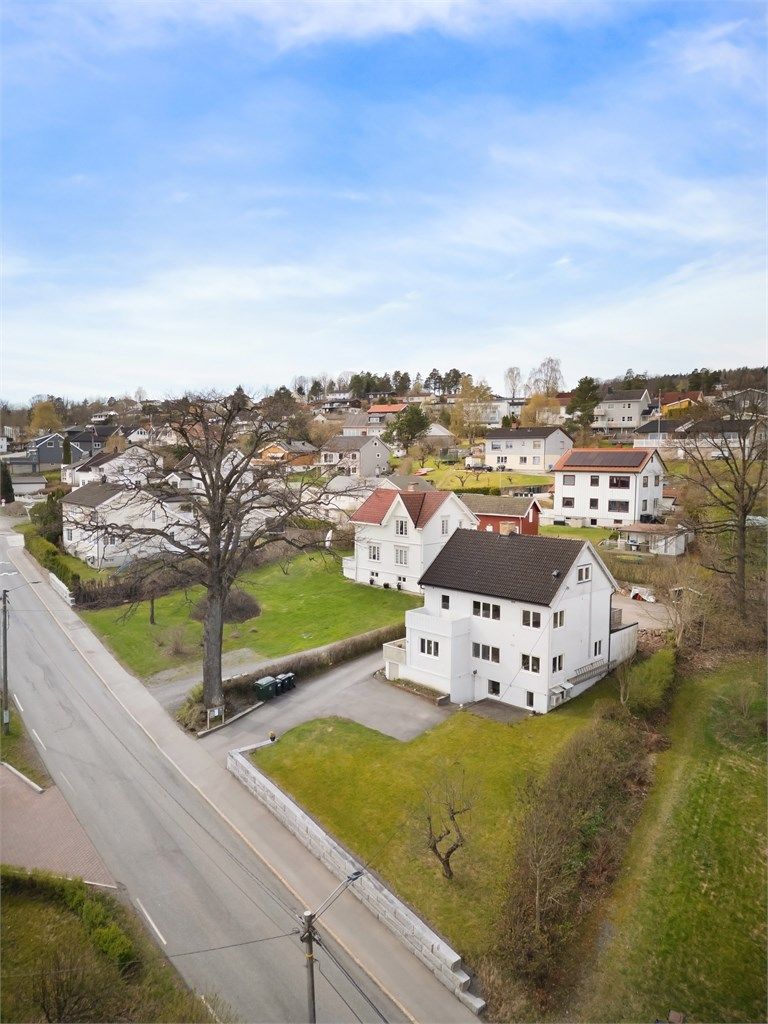 Eiendommen har en god beliggenhet et attraktivt og veletablert boligområde.