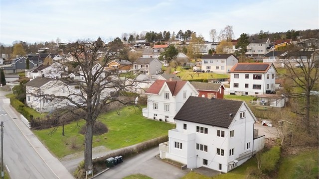 Eiendommen har en god beliggenhet et attraktivt og veletablert boligområde.