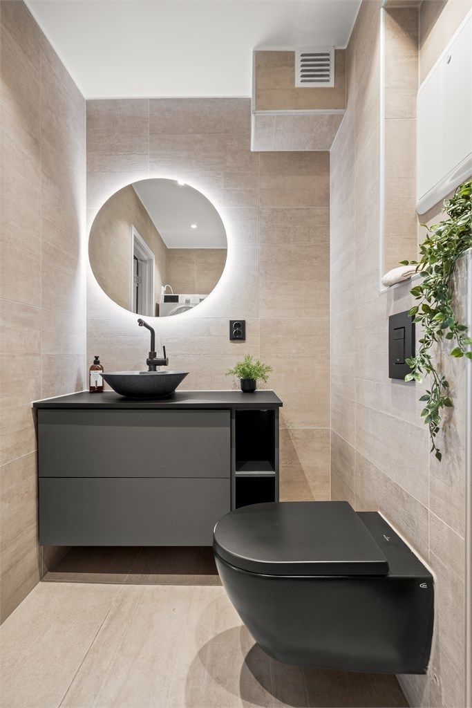 Badet ble helhetlig oppgradert i 2021 med fliser, gulvvarme og downlights i taket.