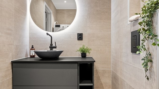 Badet ble helhetlig oppgradert i 2021 med fliser, gulvvarme og downlights i taket.