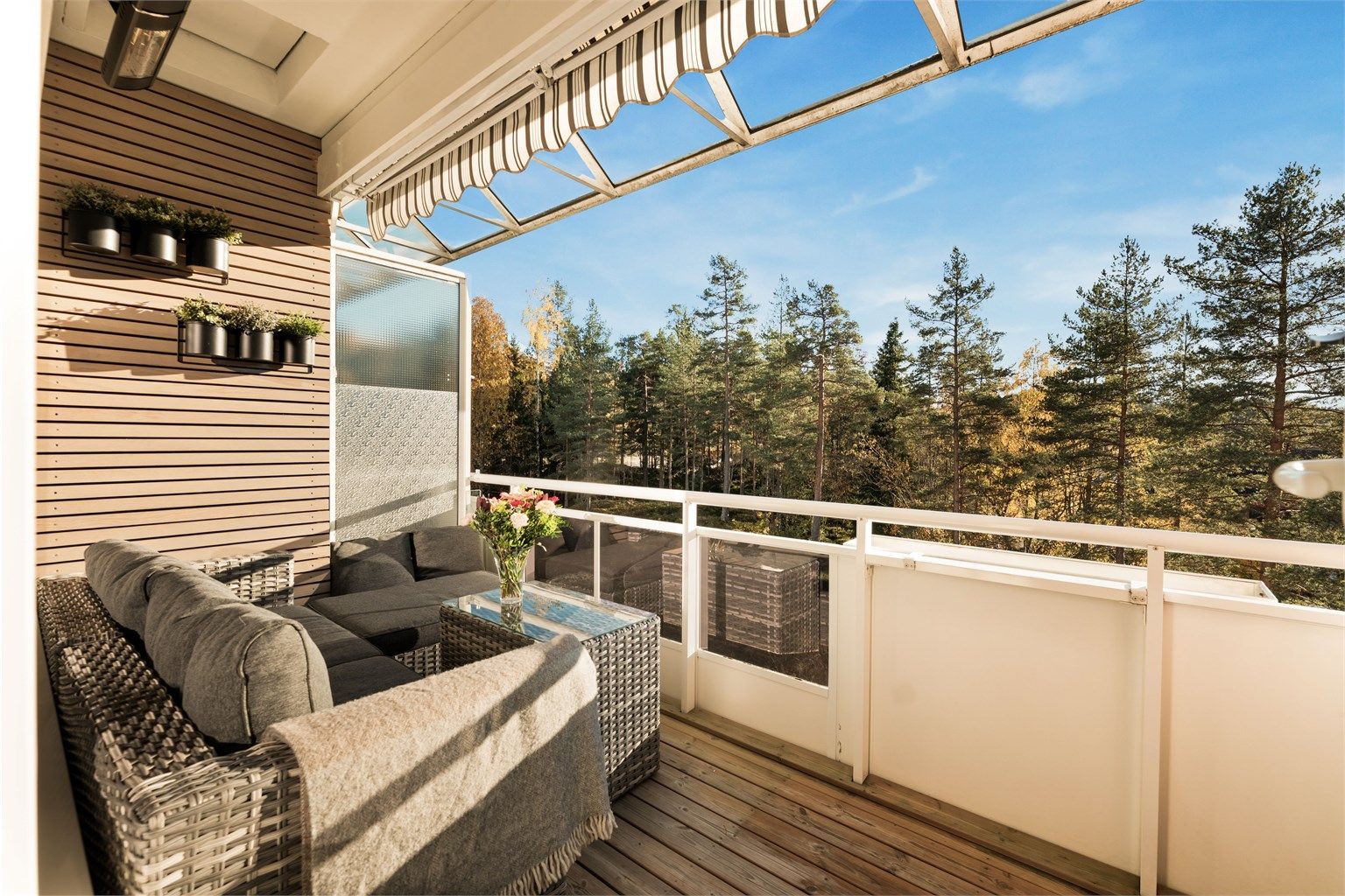 Skjermet balkong med hyggelig utsikt.