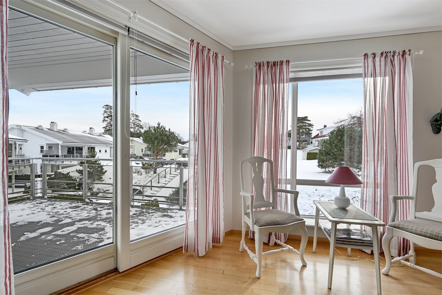 De store vindusflatene og døren ut mot balkongen slipper inn rikelig med naturlig lys og gir rommet en lys og trivelig stemning. 