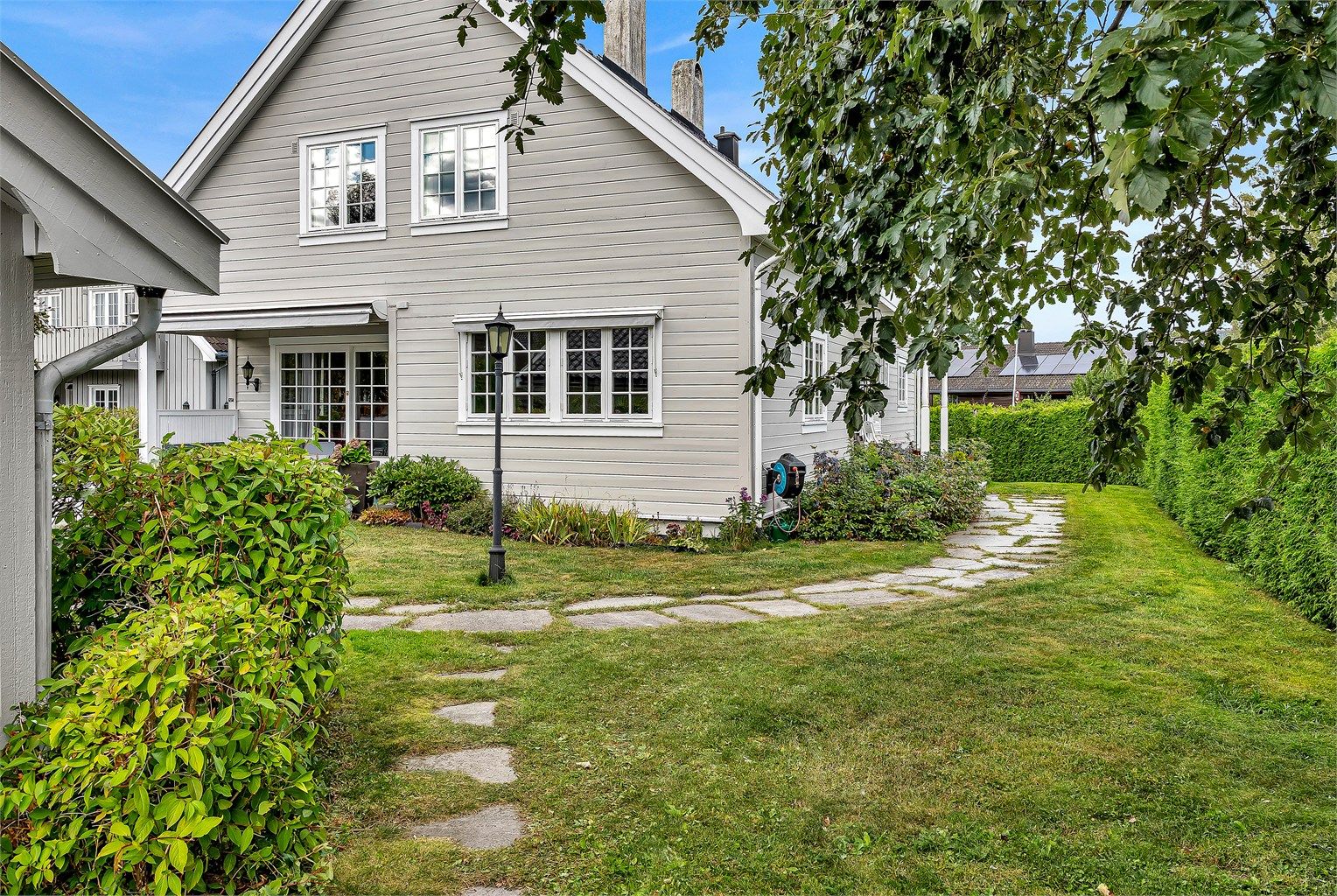 Eiendommen har en pent opparbeidet hage med gode lysforhold og flere uteplasser