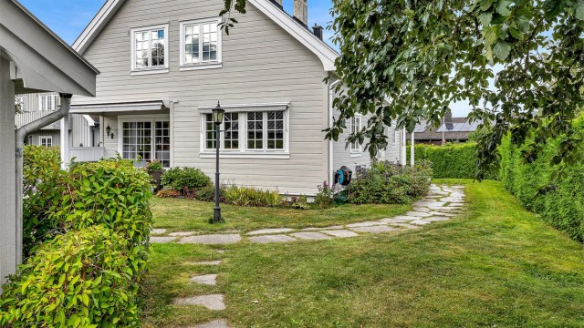 Eiendommen har en pent opparbeidet hage med gode lysforhold og flere uteplasser