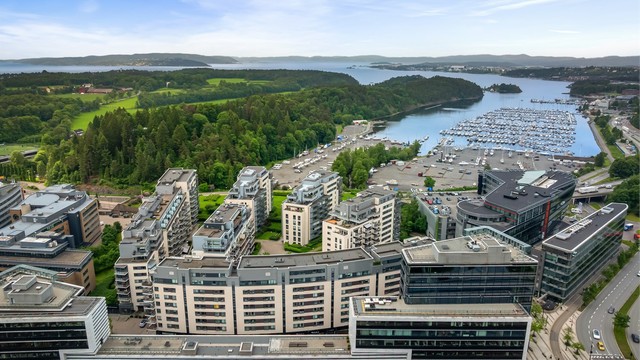 Beliggenheten gir enkel tilgang til både byliv og rekreasjon.