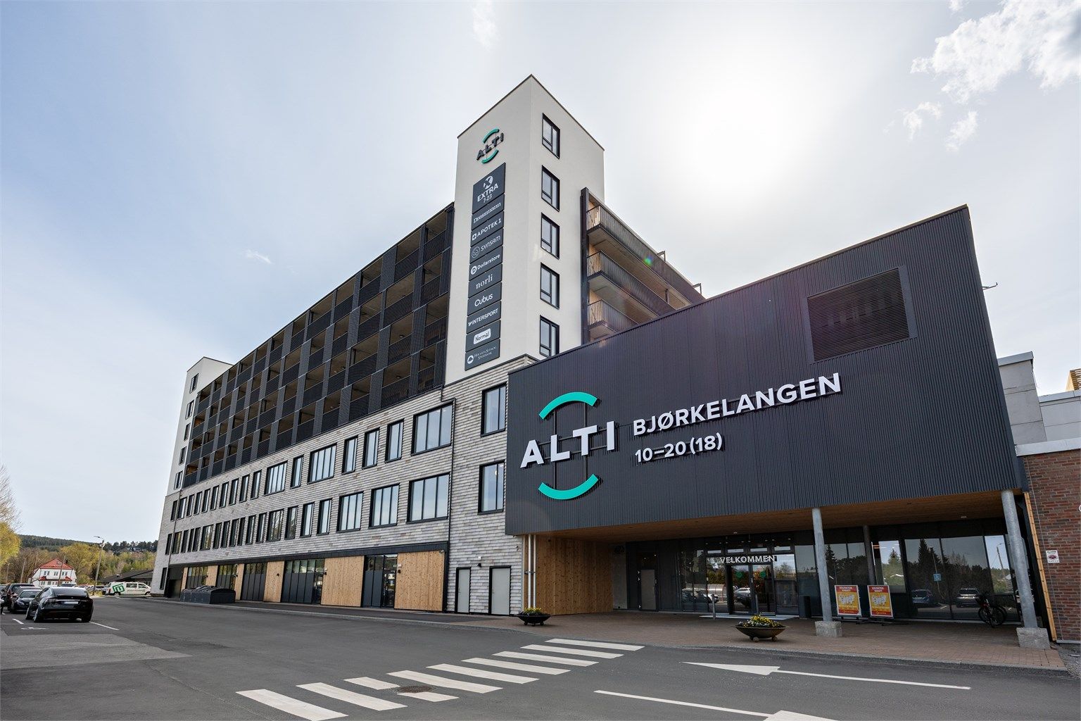 AMFI Bjørkelangen Torg og Bjørkelangen Senter ligger ca. 10 minutters kjøring unna, med et bredt utvalg av butikker og tjenester.