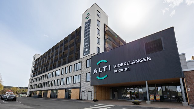AMFI Bjørkelangen Torg og Bjørkelangen Senter ligger ca. 10 minutters kjøring unna, med et bredt utvalg av butikker og tjenester.