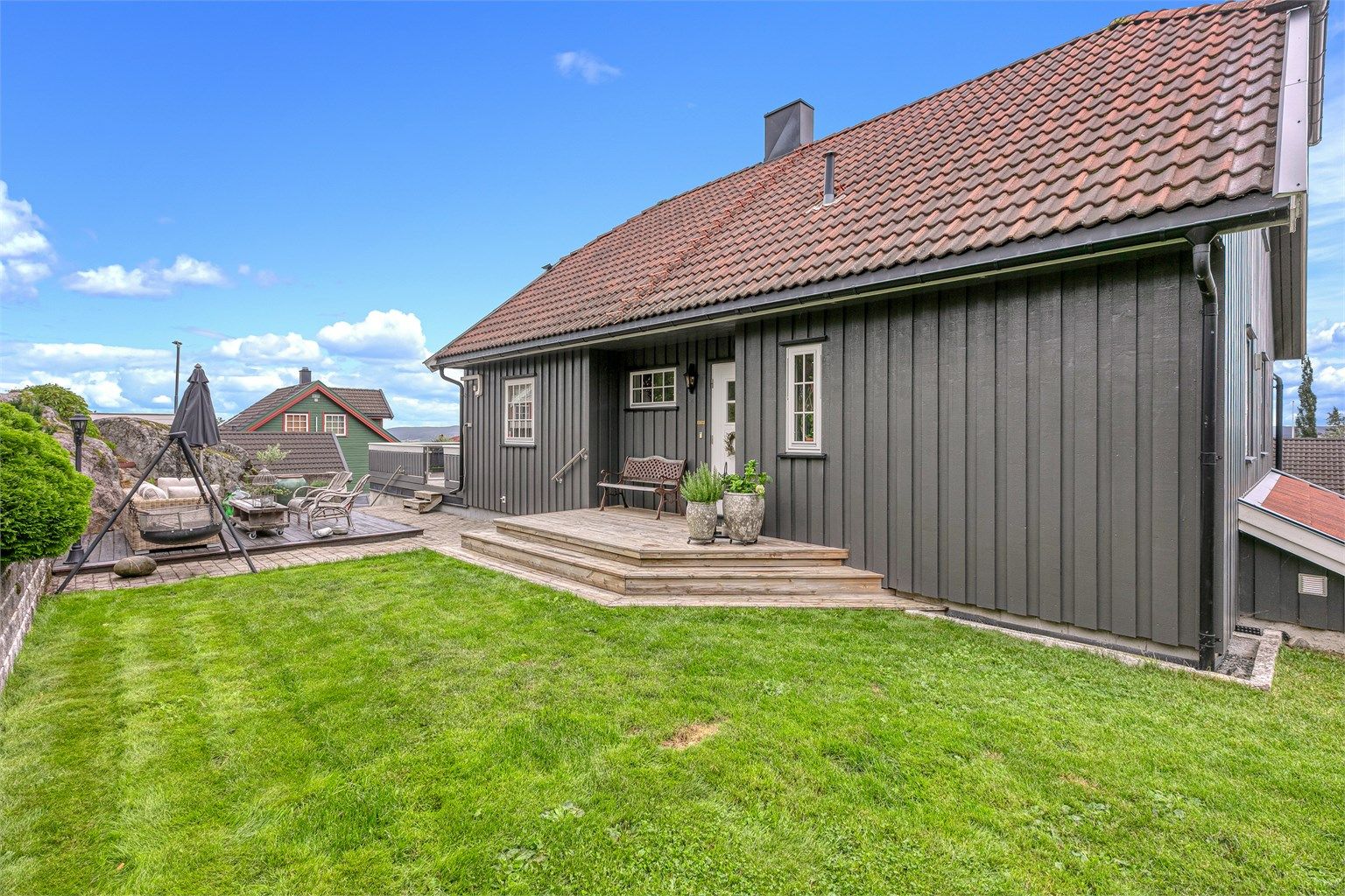 Ved inngangspartiet finner du en solrik og usjenert hage med hyggelige uteplasser
.