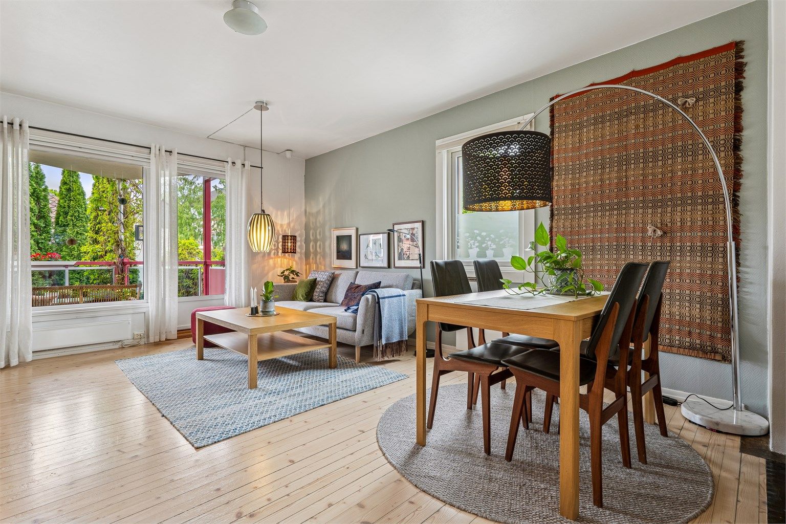 Velkommen til Sverdrups gate 2D. Leiligheten har en gjennomtenkt planløsning med to soverom, bad, separat kjøkken og stue med utgang til vestvendt balkong. Leiligheten har pene gulvflater av heltre.