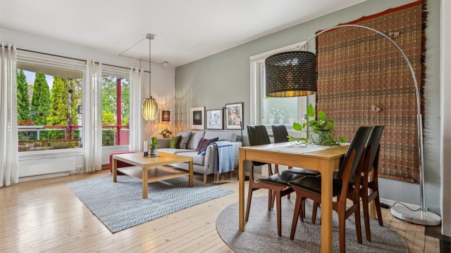 Velkommen til Sverdrups gate 2D. Leiligheten har en gjennomtenkt planløsning med to soverom, bad, separat kjøkken og stue med utgang til vestvendt balkong. Leiligheten har pene gulvflater av heltre.