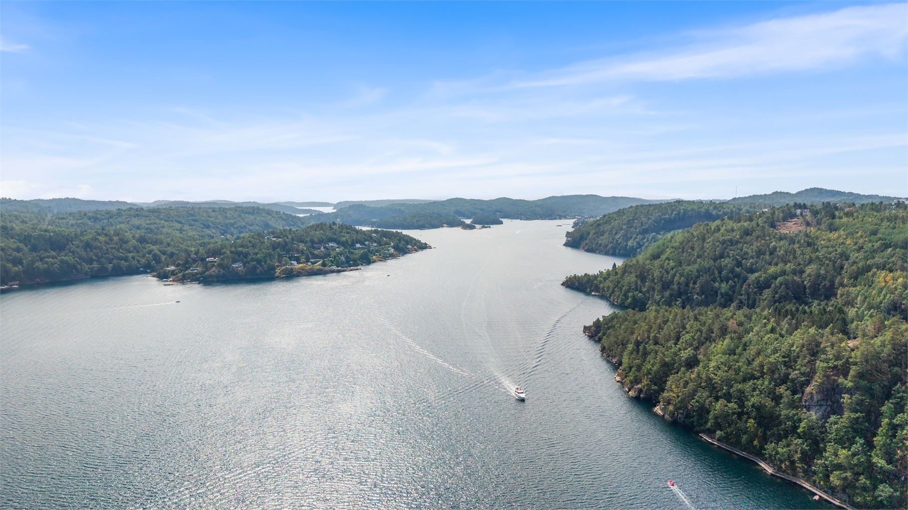 Eiendommen ligger med nærhet til Tvedestrandfjorden og skjærgården.