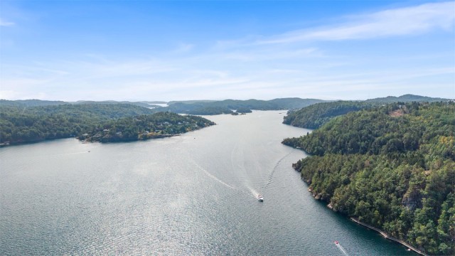 Eiendommen ligger med nærhet til Tvedestrandfjorden og skjærgården.