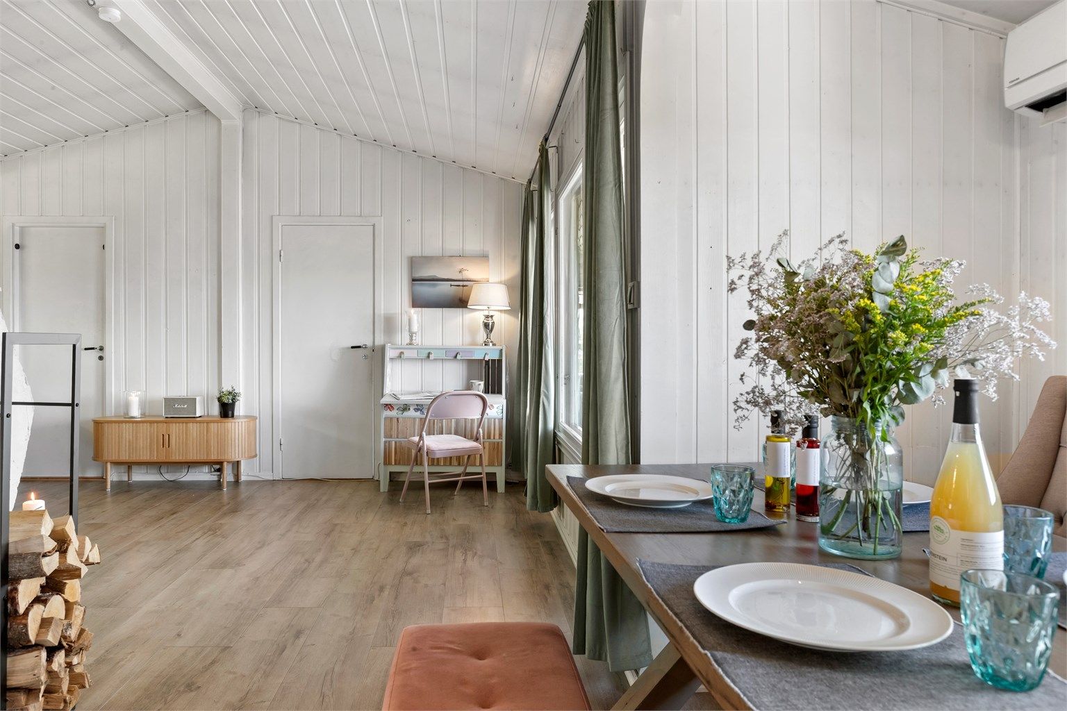 Den åpne løsningen gir en god romfølelse og binder sonene sammen.