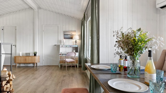 Den åpne løsningen gir en god romfølelse og binder sonene sammen.