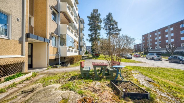 Borettslaget har hyggelige fellesarealer med sittegrupper og beplantning.